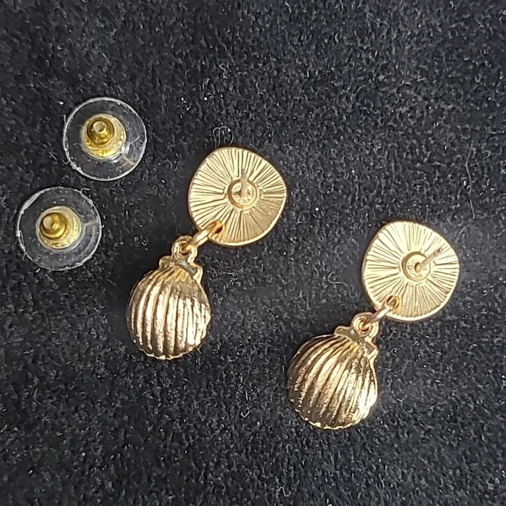 Earrings Shell Pearl Gold Tone Lightweight Studs Mermaidcore Jewelry Gift Pretty - Picture 4 of 5